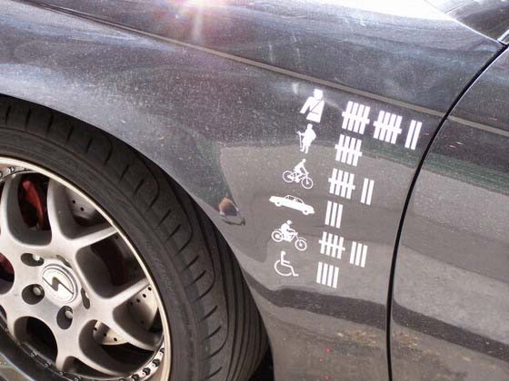 560x420, 36 Kb / авто, машина, крыло, отражение, колесо, знак, знаки, отметки, сбил, сбито