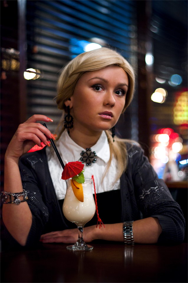 638x960, 121 Kb / пинаколада, бар, трубочка, фужер, жалюзи, свет