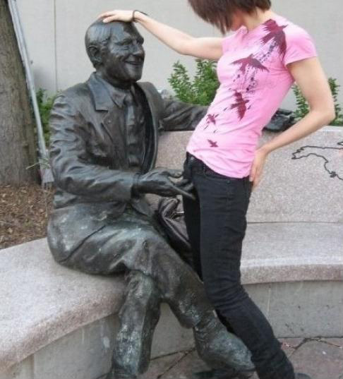 486x537, 90 Kb / памятник, девушка, петтинг