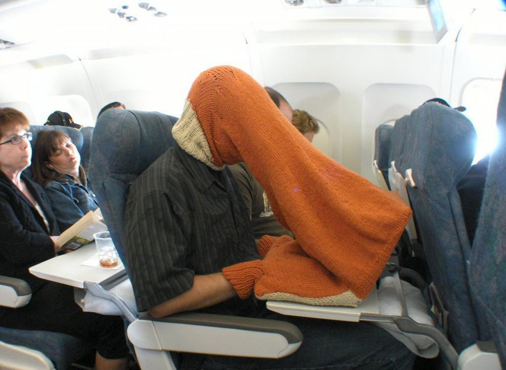 987x721, 148 Kb / самолет, свитер, ноутбук