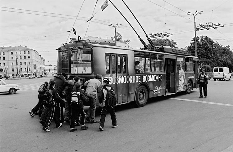 750x488, 86 Kb / невозможное, возможно, троллейбус, дети, бульвар, водитель