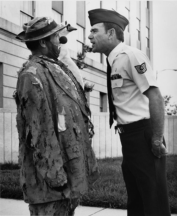 590x720, 80 Kb / армия, клоун, ч/б, гусь