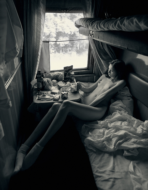 500x643, 252 Kb / поезд, купе, брюнетка, ноги, ч/б