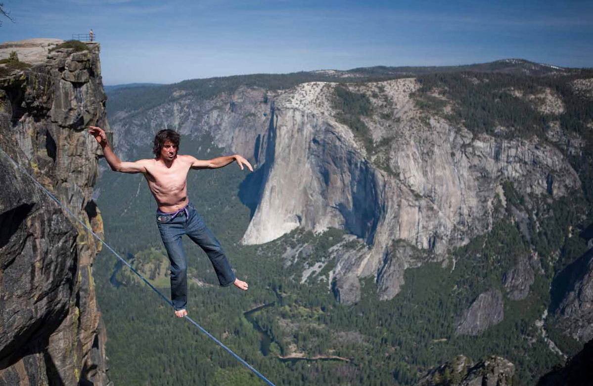 1199x781, 244 Kb / акробат, скала, трос