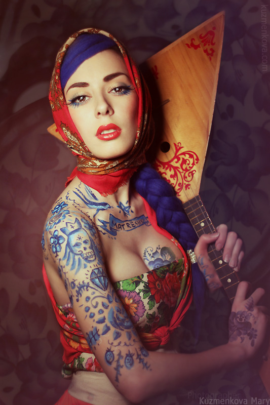 533x800, 165 Kb / девушка, матрёшка, балалайка, гжель, клюква, платок, коса