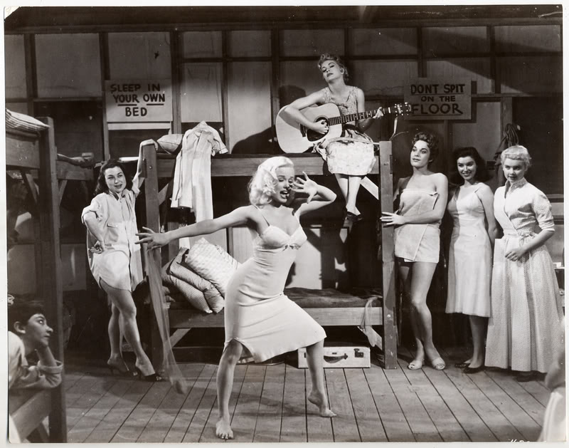 800x629, 100 Kb / ч/б, гитара, ретро, танцы