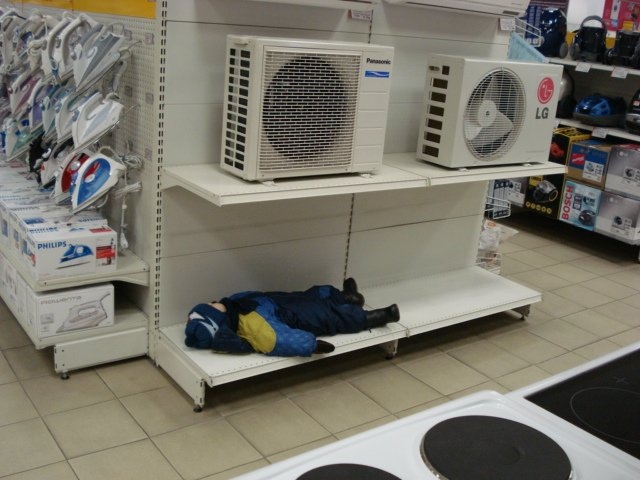 640x480, 157 Kb / спящий ребёнок, магазин