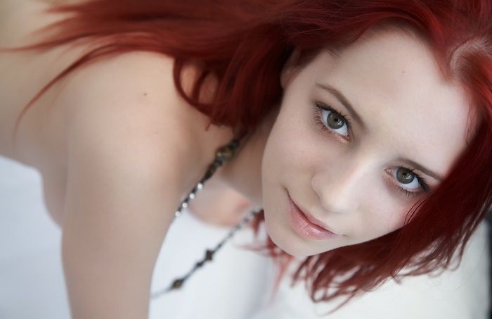 700x453, 46 Kb / красная, красавица, Ариэль, взгляд, глаза