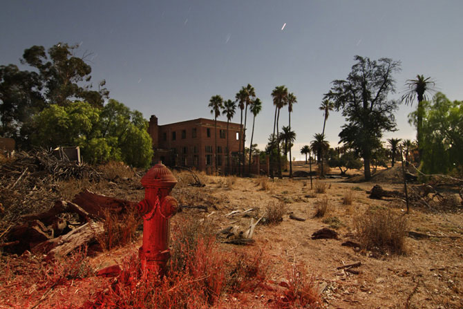 670x447, 89 Kb / гидрант, заброшенный дом, пальмы