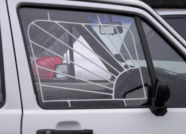 604x436, 51 Kb / авто, решетка, окно