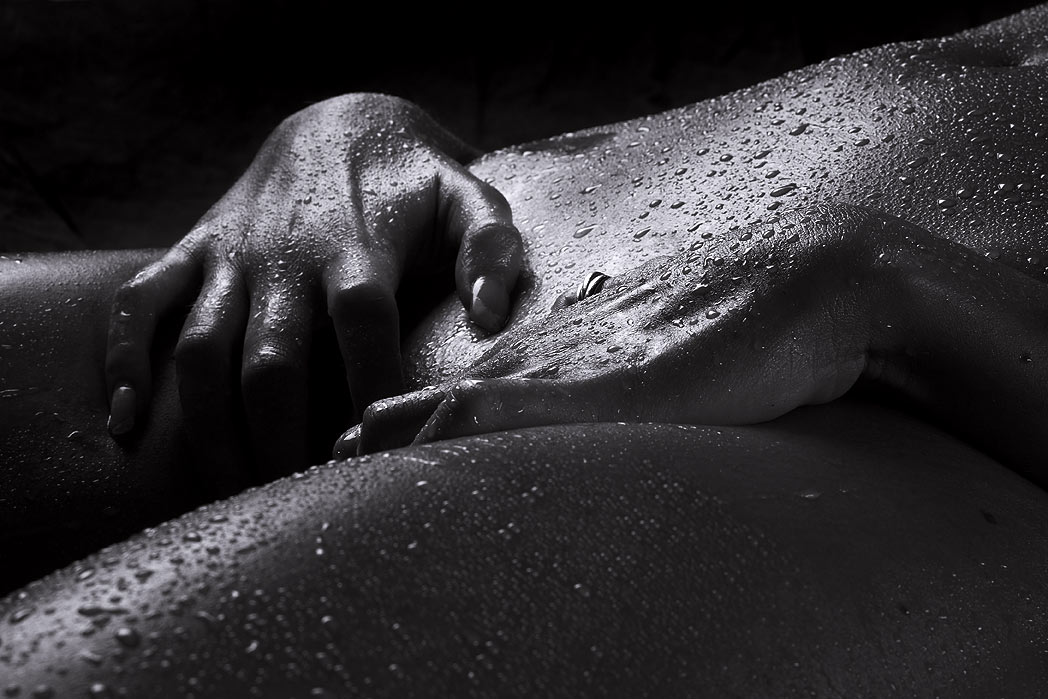 1048x699, 127 Kb / ч/б, руки