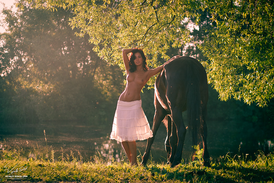 900x600, 433 Kb / юбка, фигура, брюнетка, топлесс, лошадь