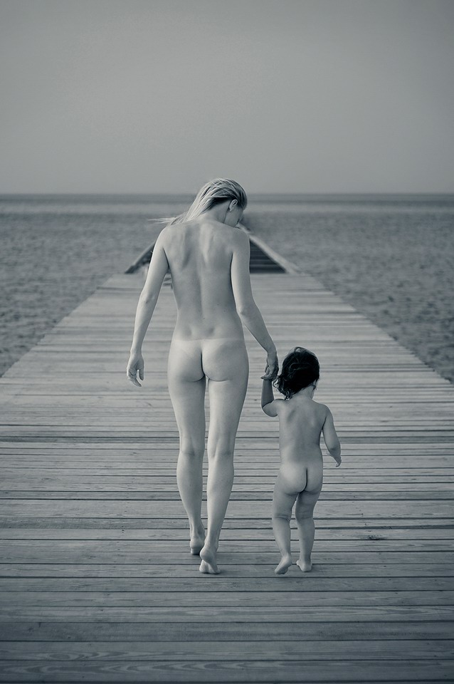 638x960, 133 Kb / мост, море, мама, ребёнок