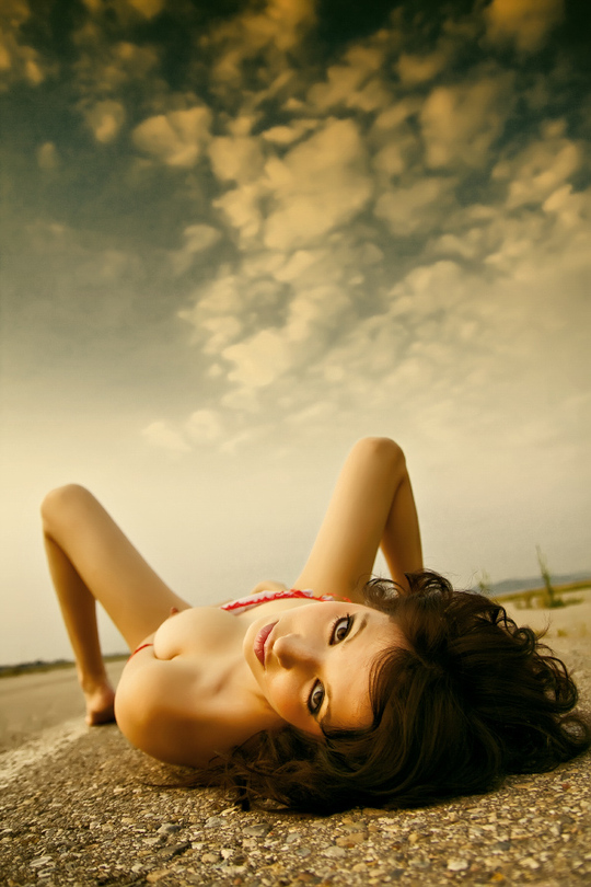 540x810, 232 Kb / дорога,сиськи,взгляд,облака