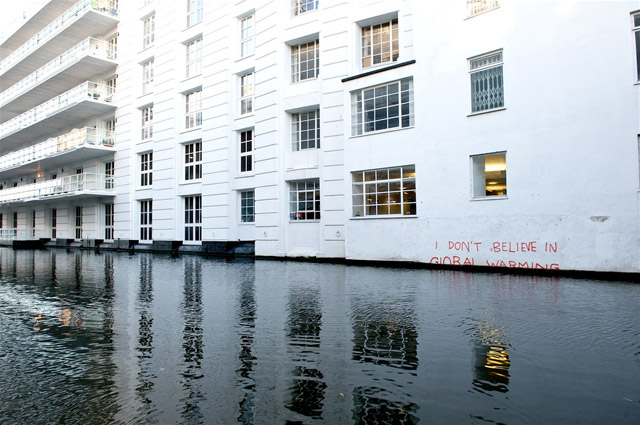 640x425, 91 Kb / дом, вода, надпись, наводнение, потепление, паводок, недоверие