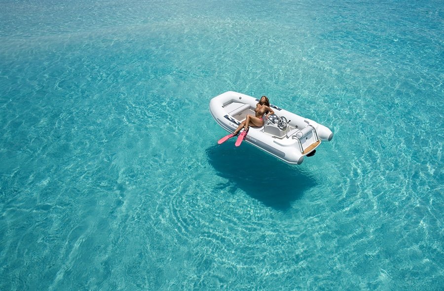 900x591, 142 Kb / море, лодка, девушка, ласты