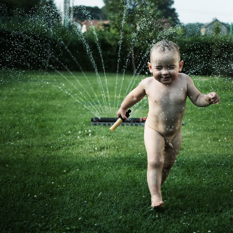 749x749, 281 Kb / мальчик, брызги, струя, трава