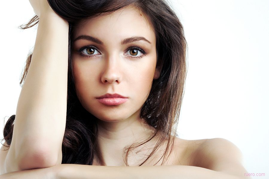 900x600, 59 Kb / шатенка, плечи