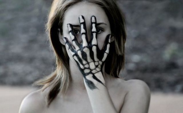 640x398, 27 Kb / девушка, скелет, кости, бодиарт