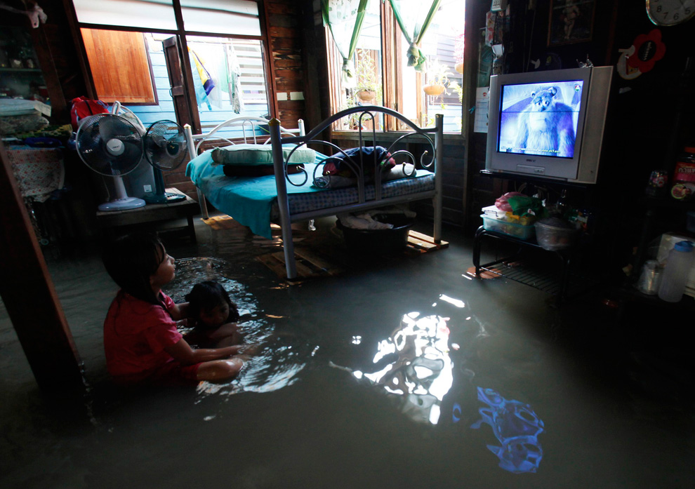 990x697, 220 Kb / потоп, дети, телевизор