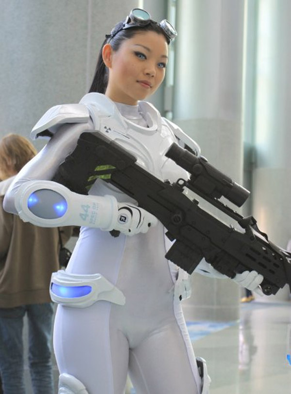 600x813, 82 Kb / азиатка, костюм, автомат