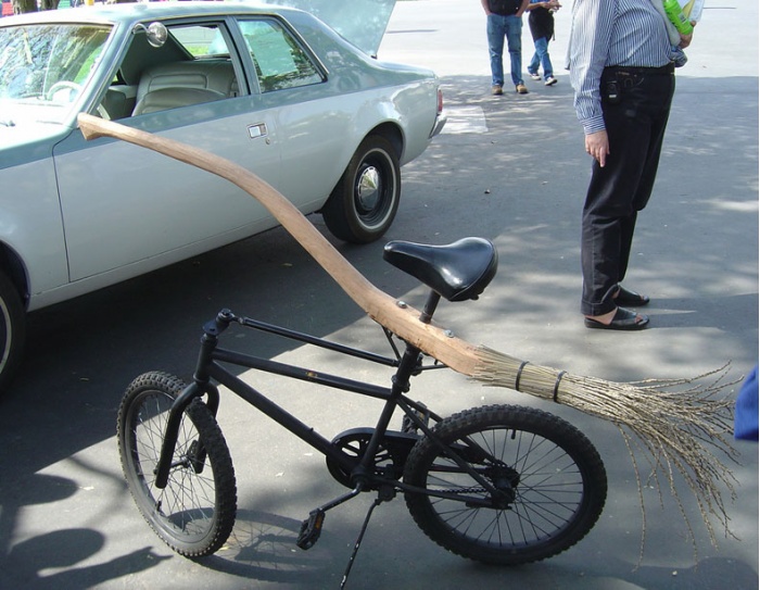 700x543, 144 Kb / велосипед, метла
