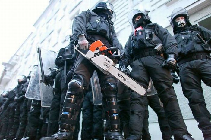 700x466, 65 Kb / Бензопила, господа, полиция, щит