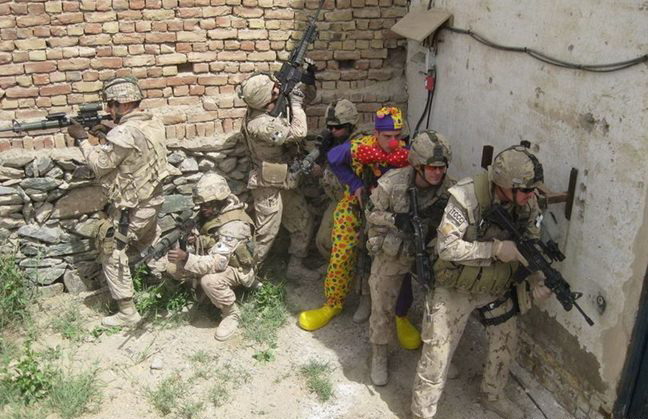 648x419, 93 Kb / клоун, солдаты