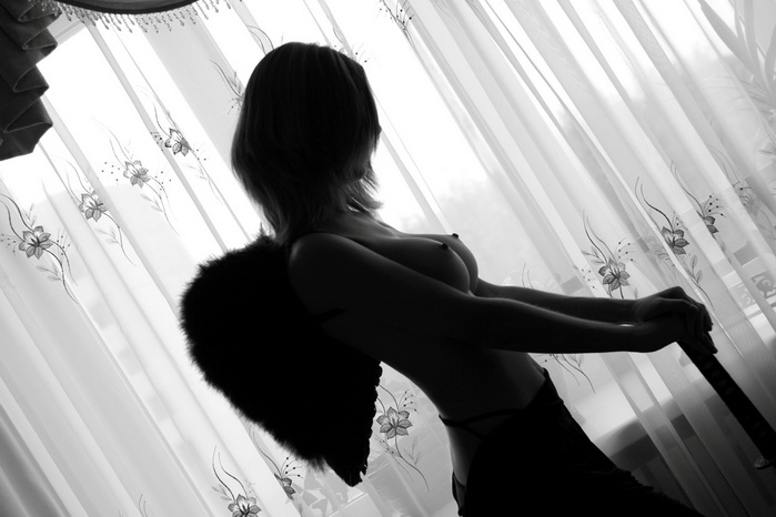 699x466, 100 Kb / сиськи, девушка, ч/б, крылья, шторы, ангел