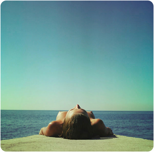 499x492, 152 Kb / море, лежа, лежит, небо