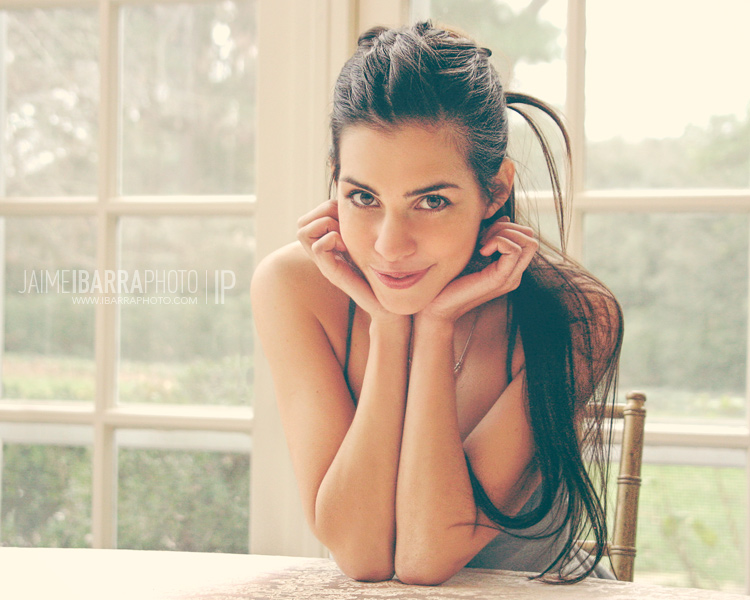 750x600, 169 Kb / стол, девушка, брюнетка