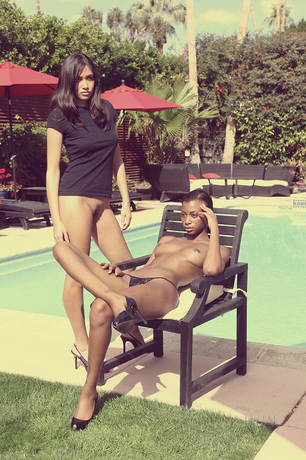 603x906, 135 Kb / бассейн, негритянка, топлесс, стул, лежак, брюнетка, девушки, мохнатка