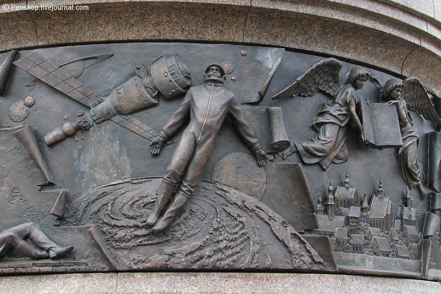 900x600, 162 Kb / барельеф, космонавт, ангелы