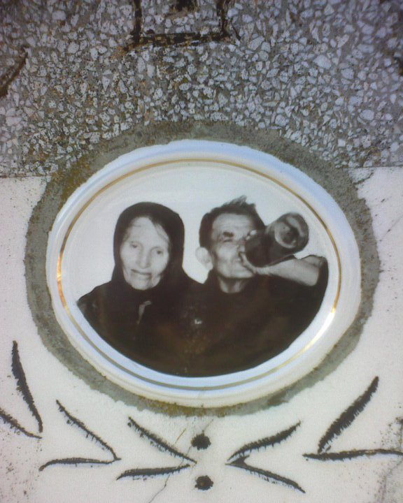 576x720, 88 Kb / могила, фото, бутылка