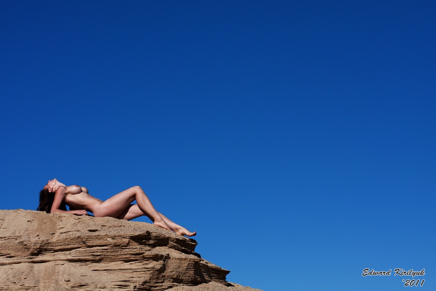 900x600, 74 Kb / скала, ноги, небо, брюнетка, утес, камень