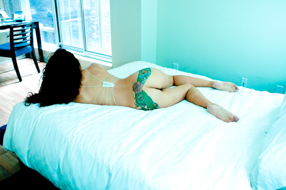 997x663, 110 Kb / тату, постель, стул, брюнетка