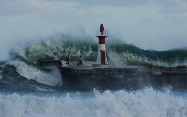 640x403, 38 Kb / маяк, волна