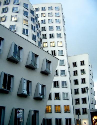 390x500, 33 Kb / дом, архитектура, окна, балконы