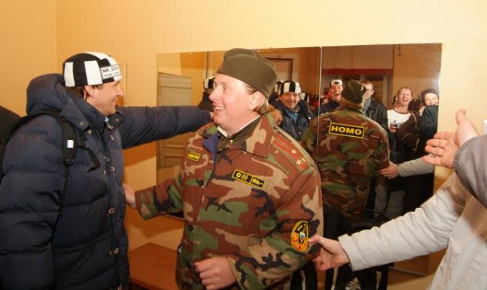 700x418, 53 Kb / форма, зеркало, корреспонденты, пилотка, омон, хомо