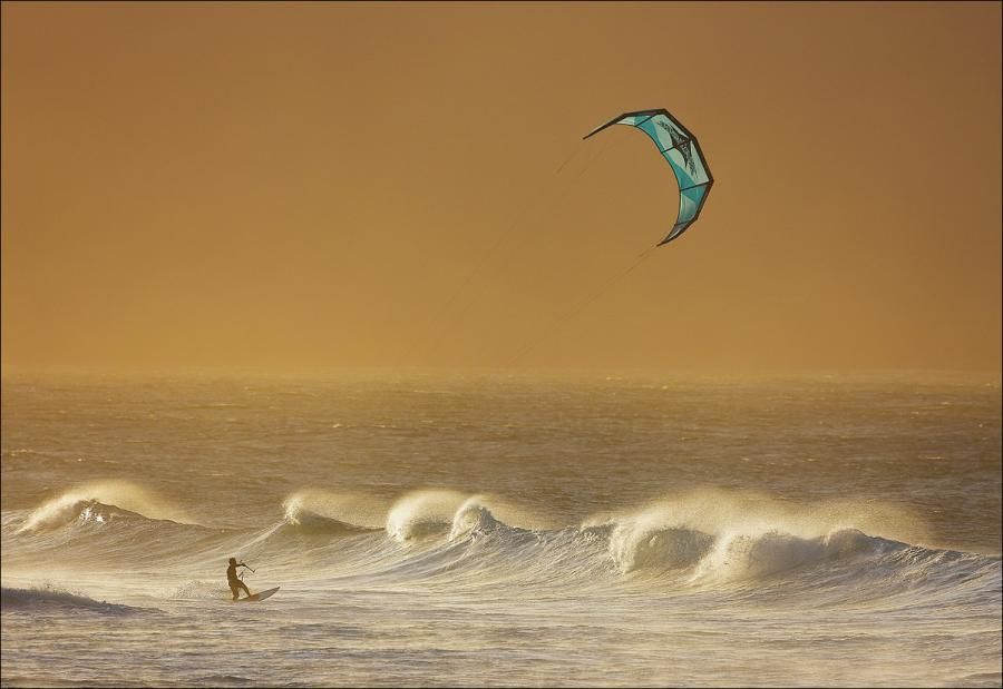 900x619, 54 Kb / море, волны, доска, змей