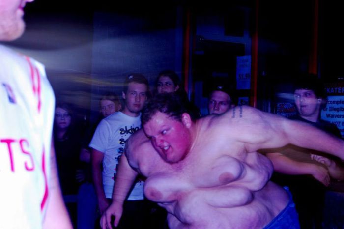 700x466, 33 Kb / долбоёб, сиськи, мужик