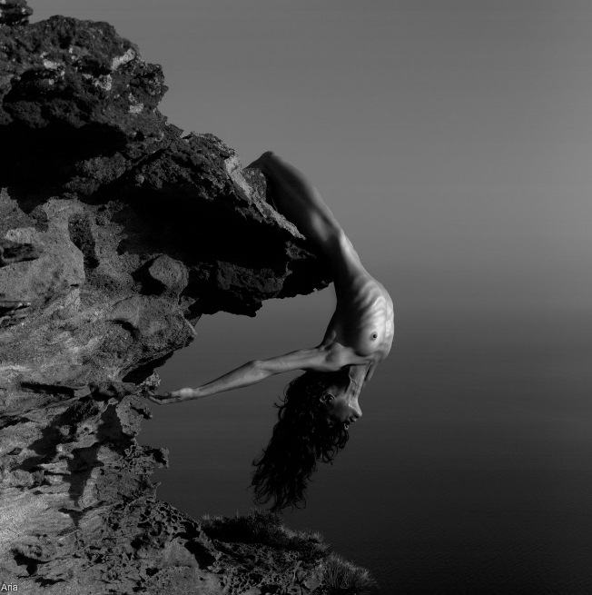 652x655, 95 Kb / скала, сиськи, ч/б, свисает, худая, ребра