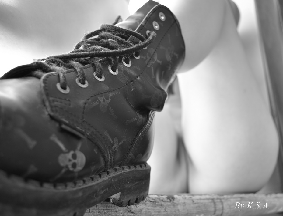 930x712, 158 Kb / ботинок, бутса, ч/б