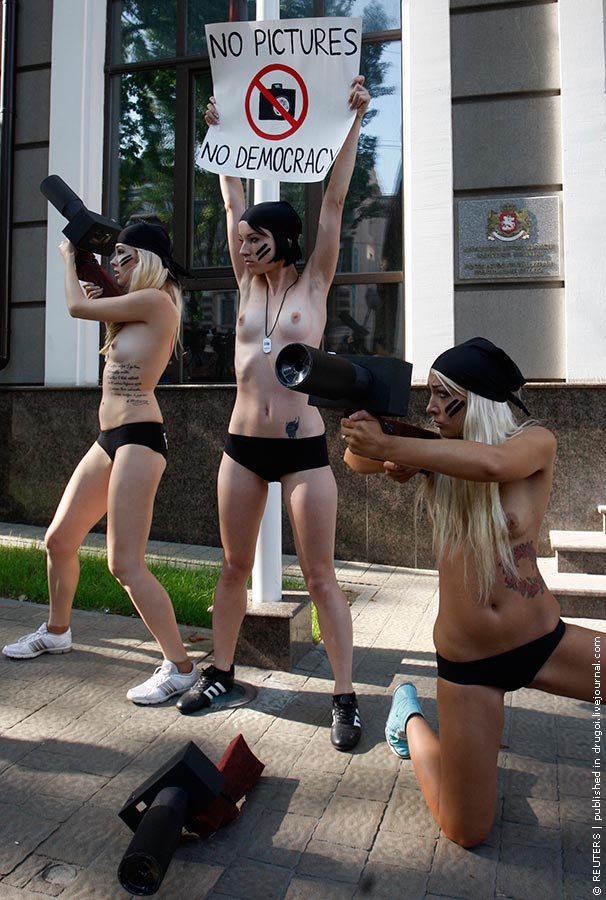 606x900, 105 Kb / сиськи, femen