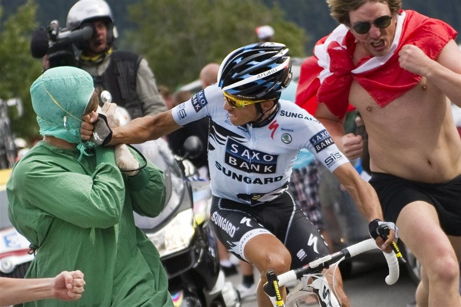 900x600, 98 Kb / велосипедист, соревнование, удар, журналист