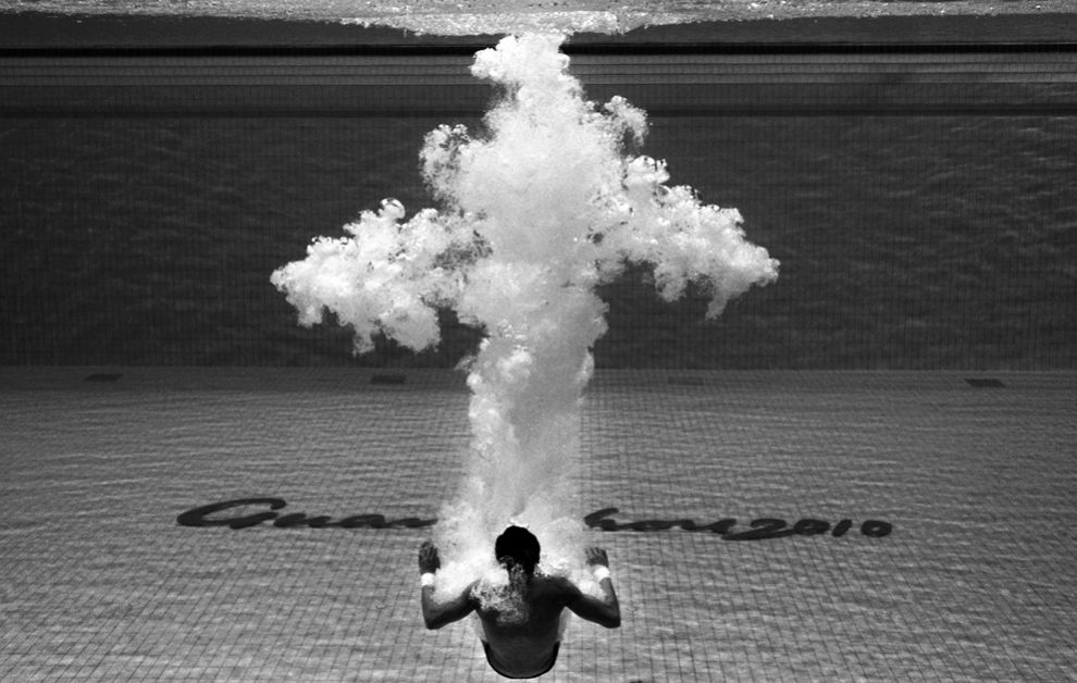 990x628, 98 Kb / пловец, бассейн, пузырьки, крест