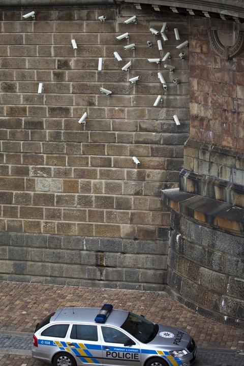 480x720, 87 Kb / видеокамеры, полиция, стена