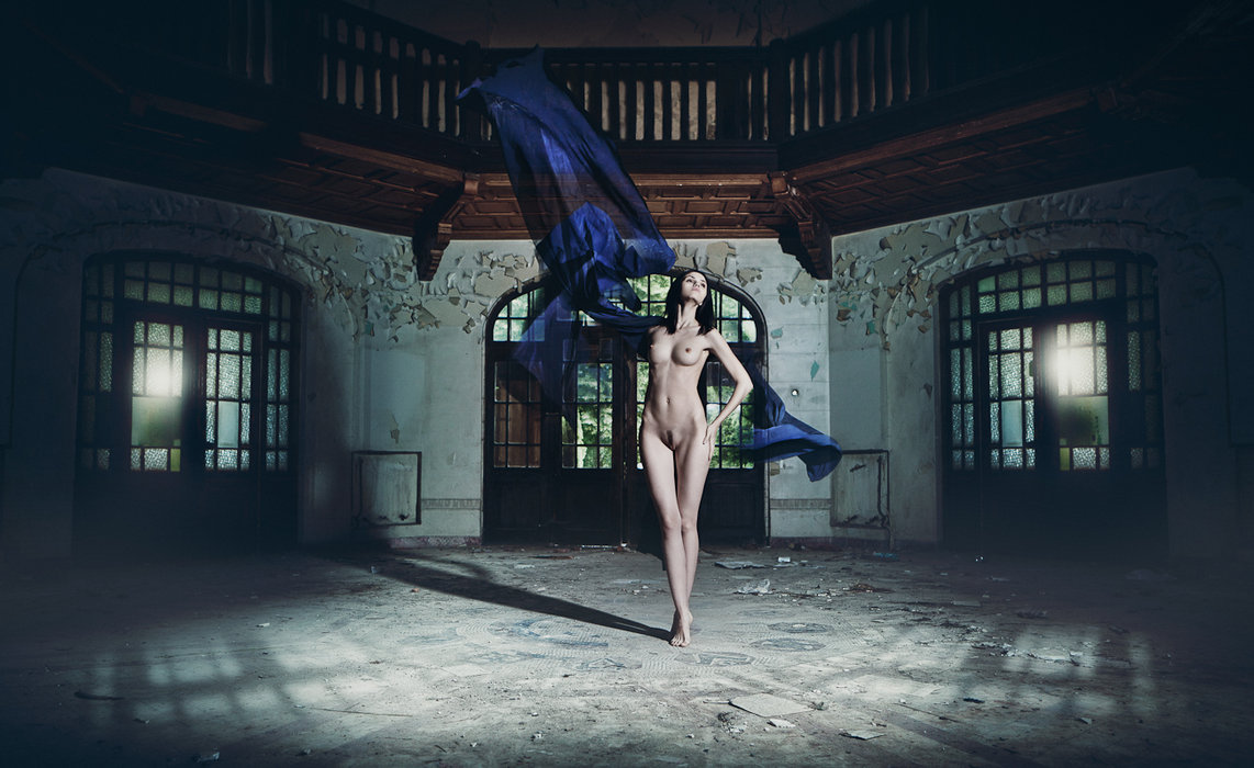 1142x700, 156 Kb / шаль, перила, тени, брюнетка, синяя