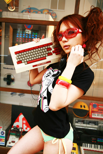 427x640, 186 Kb / японка, клавиатура