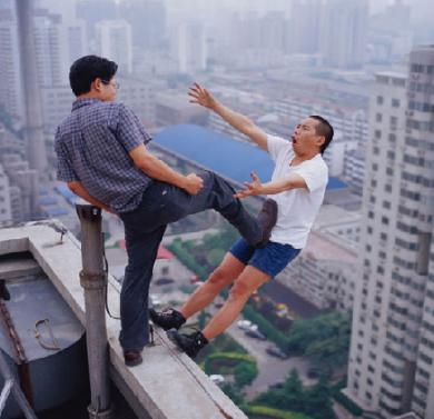 390x377, 23 Kb / китайцы, удар, небоскреб, крыша